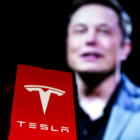 Прибыль Tesla упала на 43%: Маск строит роботов и готовит беспилотные такси