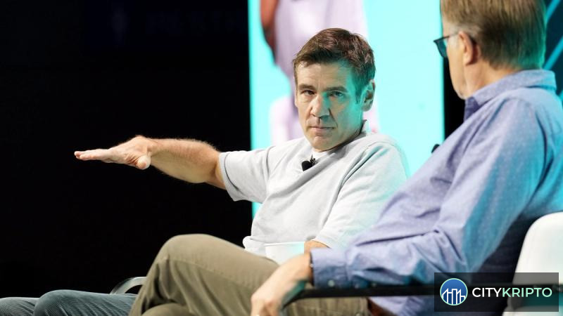Логотип Andreessen Horowitz (a16z) на фоне символов криптовалют и искусственного интеллекта