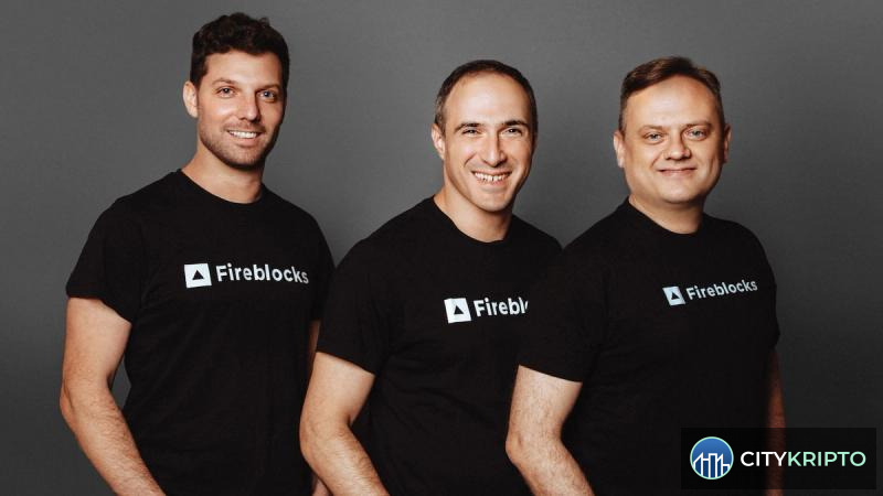 Логотип Fireblocks и Visa на фоне криптовалютных графиков