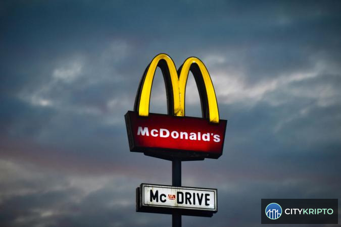 Логотипы McDonald's, Microsoft и Google на фоне блокчейн-сети, символизирующие отказ от токенизированных акций