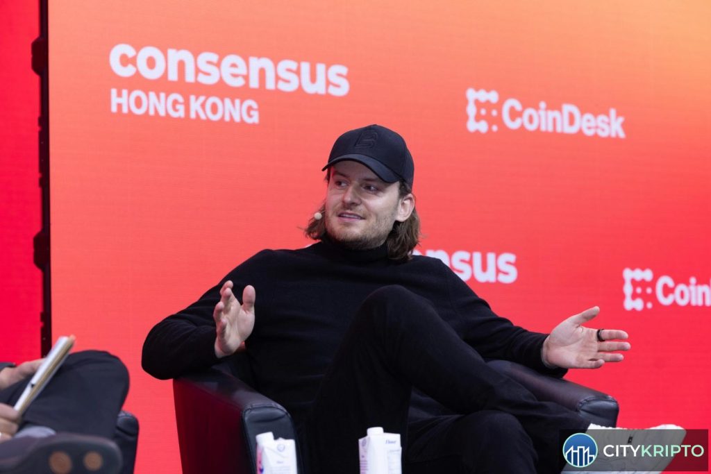 Логотип Bitpanda и схема блокчейна для токенизации активов в Европейском союзе