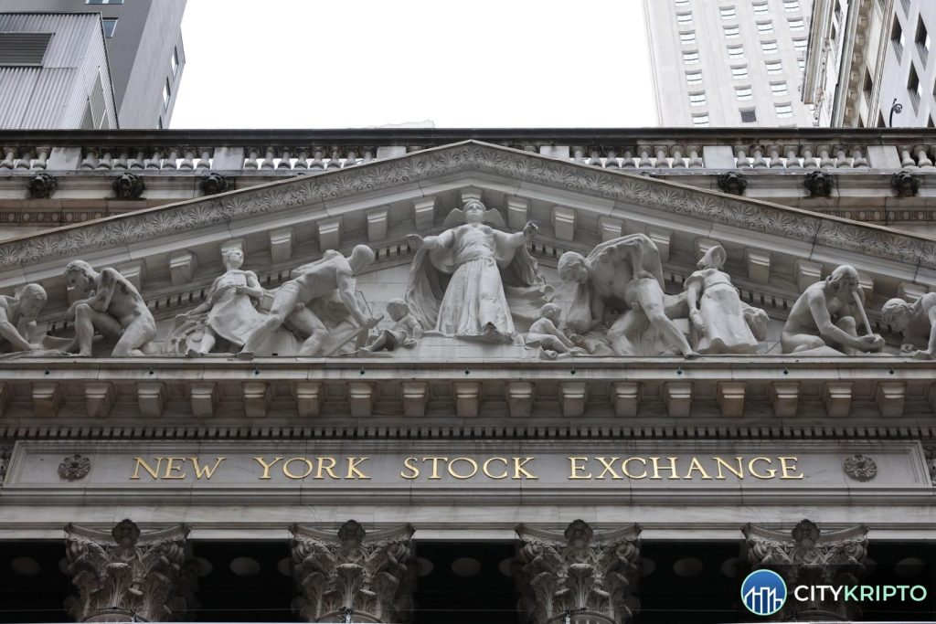 Логотип NYSE с символами блокчейна на фоне Уолл-стрит