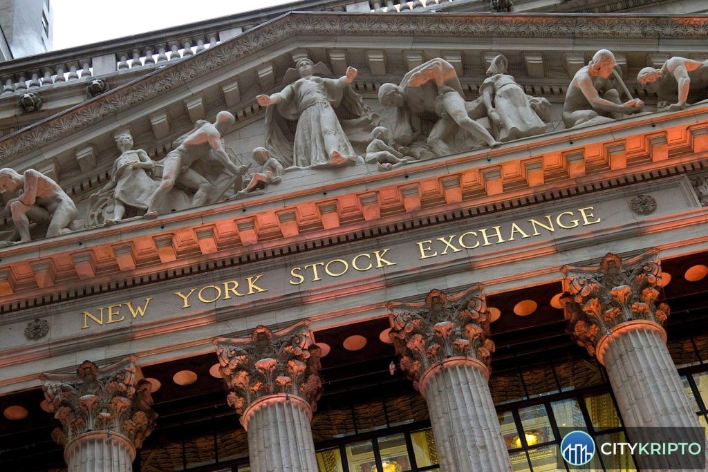 График инвестиций NYSE в Polymarket на фоне символов Bitcoin и криптовалют
