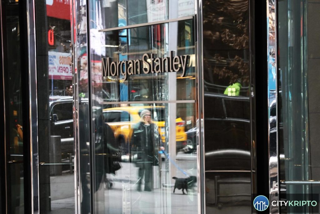 Логотип Morgan Stanley и график Bitcoin на фоне финансовых данных