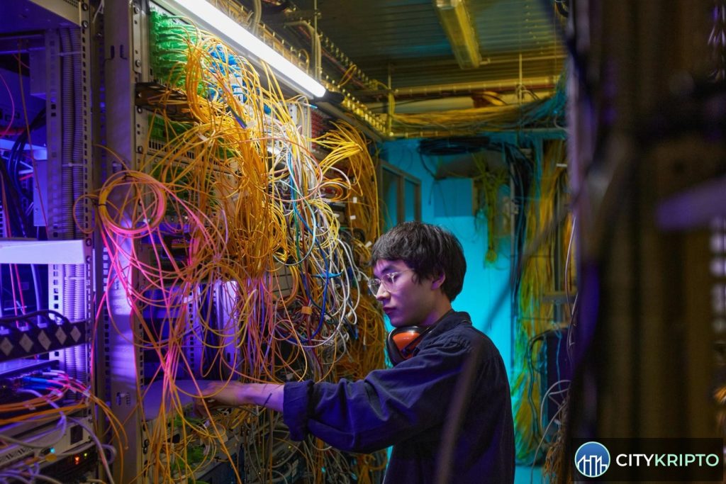 Иллюстрация: Google и Bitcoin на фоне квантовых технологий, символизирующая дедлайн по переходу на квантово-устойчивую криптографию