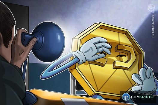 Логотип Bitmain и символ Bitcoin на фоне карты США, иллюстрирующие расследование Operation Red Sunset