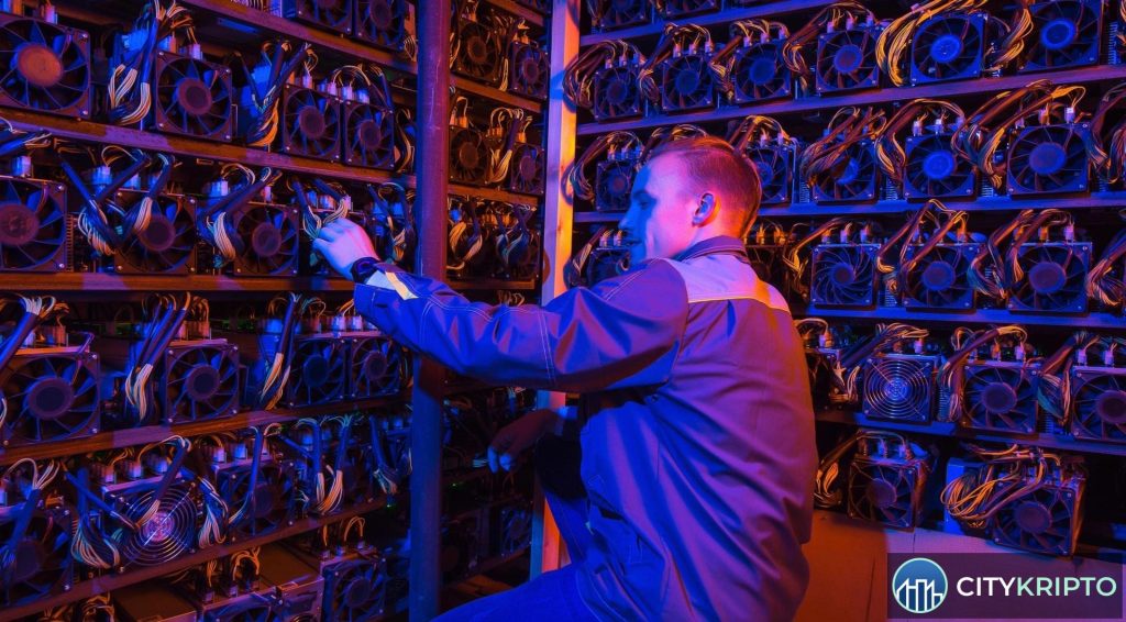 График снижения хешрейта Bitcoin с символами майнинга и AI на фоне