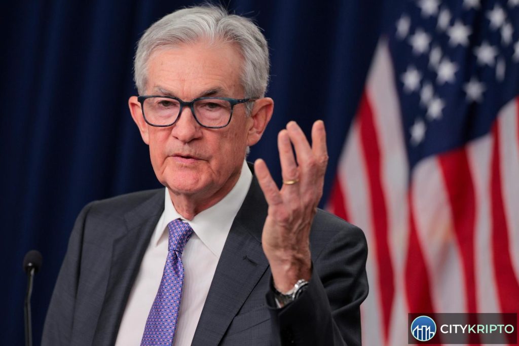 График роста цены нефти WTI выше 100 долларов за баррель и падение курса Bitcoin на фоне макроэкономических новостей