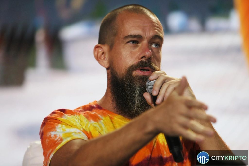 Логотип Square и Bitcoin на фоне графиков платежей для малого бизнеса