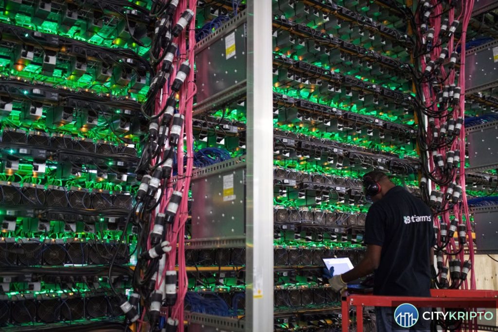 Логотип Bitfarms и график Bitcoin на фоне AI-технологий