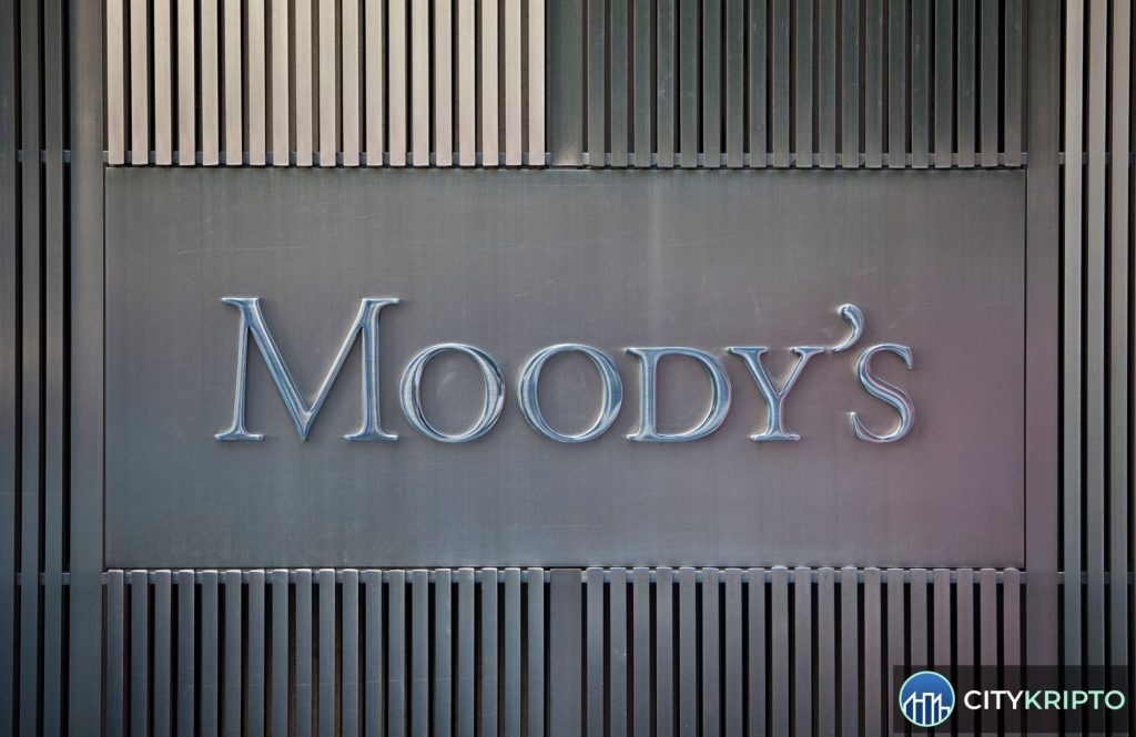 Графическое изображение Bitcoin и облигаций с логотипом Moody's, символизирующее интеграцию криптовалюты в традиционные финансы