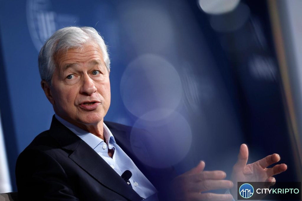 Джейми Даймон и логотип JPMorgan на фоне графиков криптовалют и рынка предсказаний