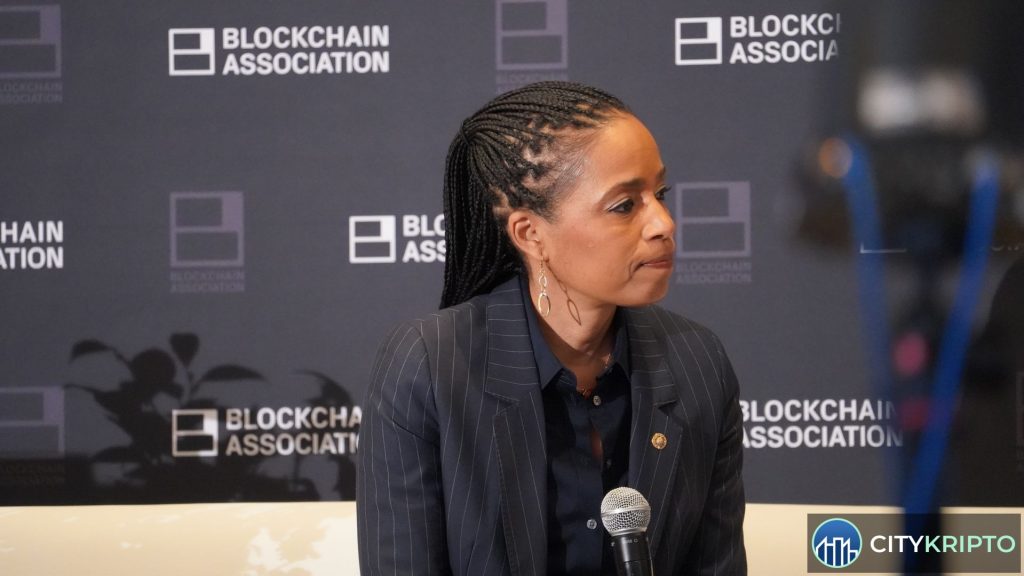 График с символами Bitcoin и USDT, иллюстрирующий обсуждение законопроекта о крипторынке