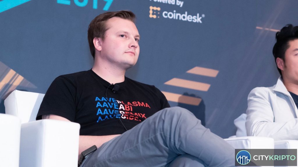 Логотип Aave и Chaos Labs на фоне графиков управления рисками в DeFi