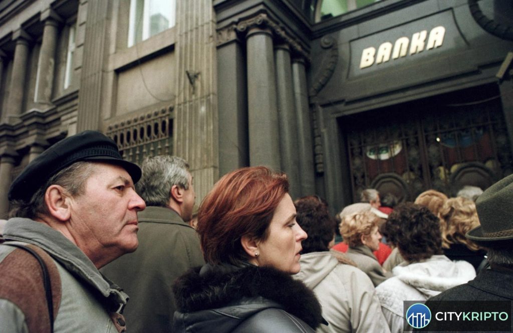 График падения доходности DeFi по сравнению с банковскими вкладами на фоне криптосимволов