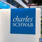 1% Bitcoin в портфеле меняет риск: выводы Schwab