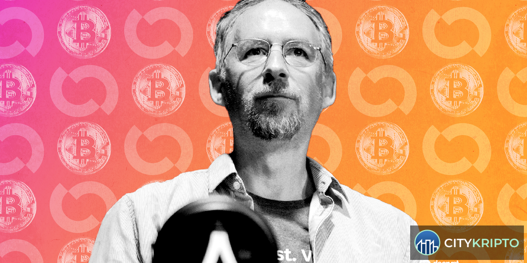 Адам Бэк, криптограф, отрицающий связь с Сатоши Накамото, на фоне символа Bitcoin