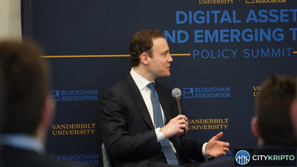 Иллюстрация: федеральный судья и символы криптовалюты Bitcoin и USDT на фоне карты Аризоны