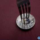 Биткоин: кто покупает и продает на фоне войны?