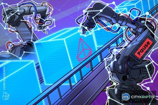 Логотип Ether Machine и график крипторынка, символизирующий отмену сделки слияния