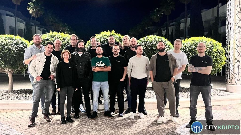 Логотип Exodus и символы криптовалют на фоне судебных документов