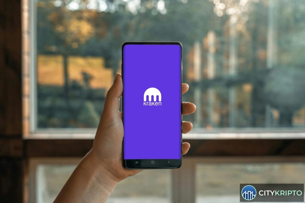 Логотип криптобиржи Kraken на фоне символа безопасности и защиты данных