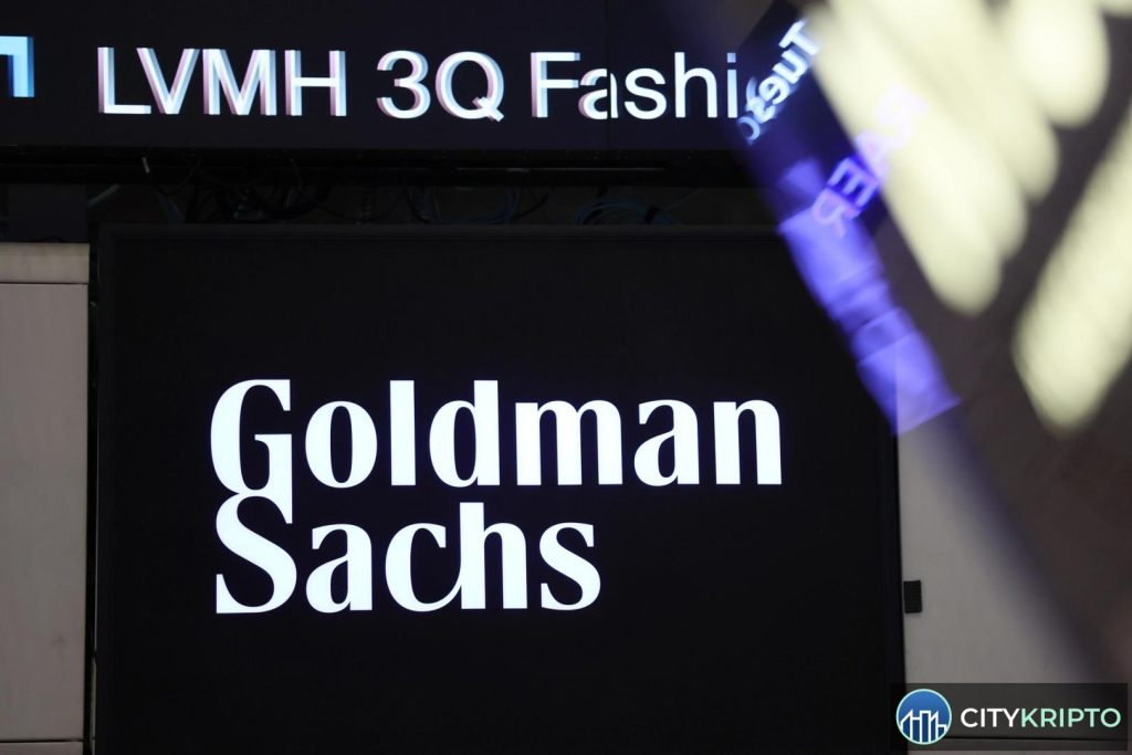 Логотип Goldman Sachs и график Bitcoin, символизирующий запуск доходного ETF