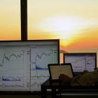 Bitcoin стабилен, но опционы ждут падения