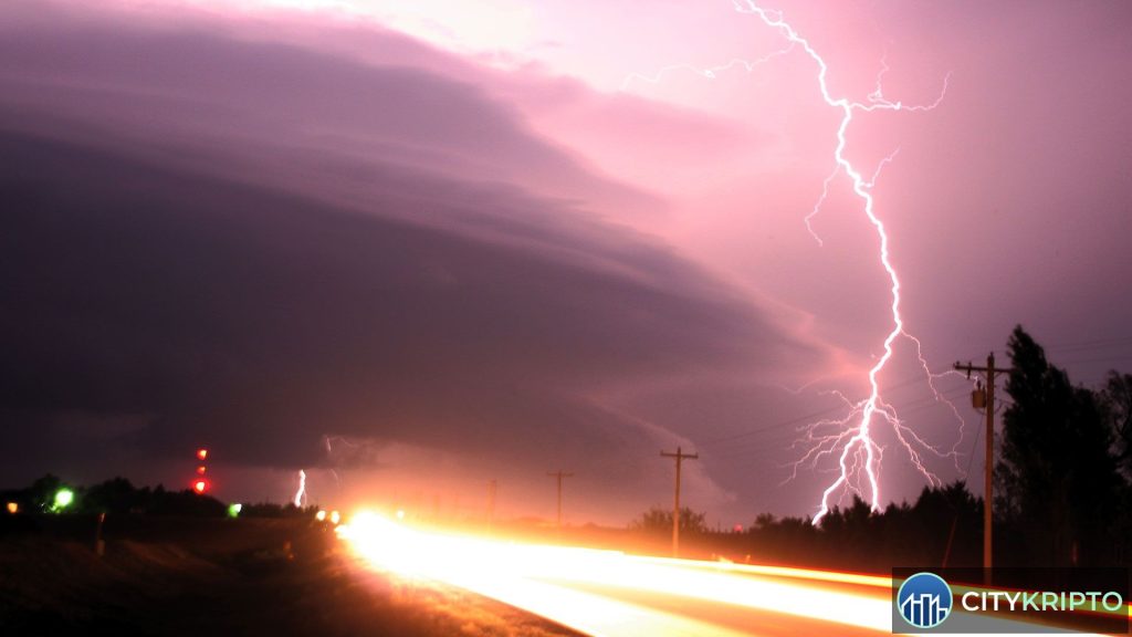 Иллюстрация Lightning Network и квантовых технологий в контексте криптовалют
