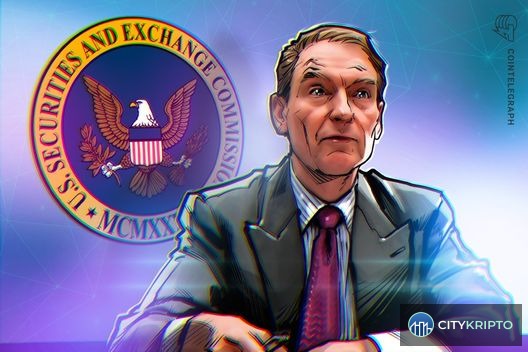 Пол Аткинс и логотип SEC на фоне графиков криптовалют Bitcoin и USDT