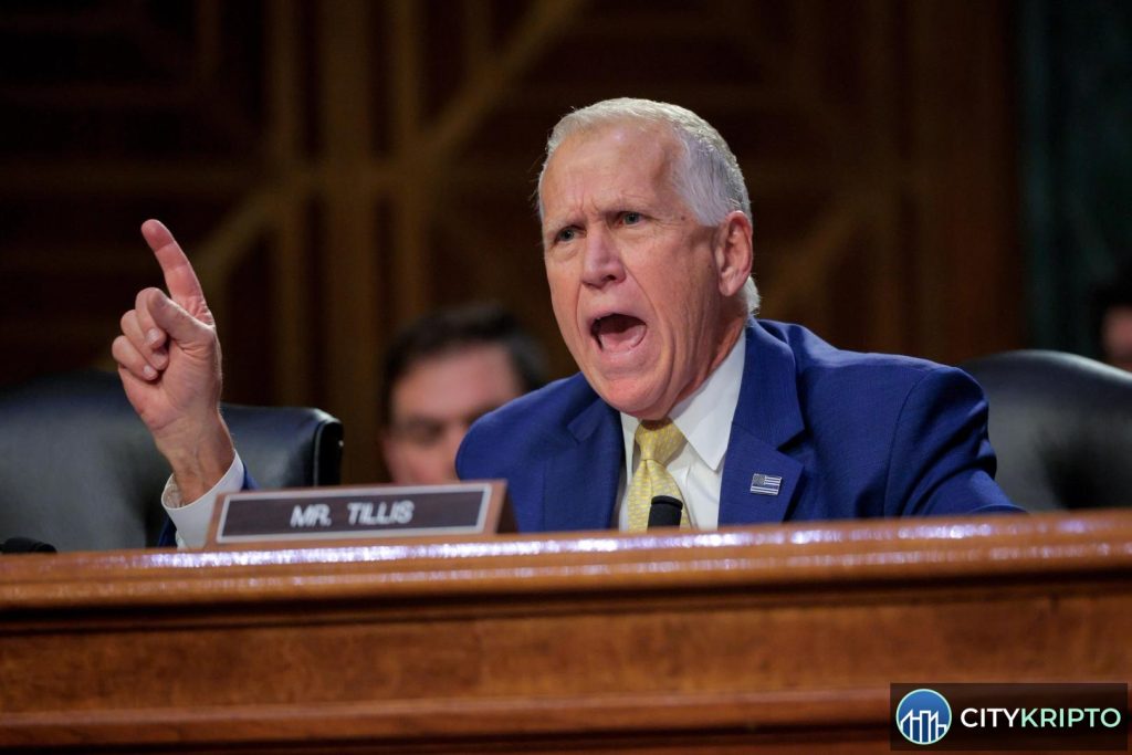 Законопроект Crypto Clarity Act в здании Сената США на фоне графиков криптовалют