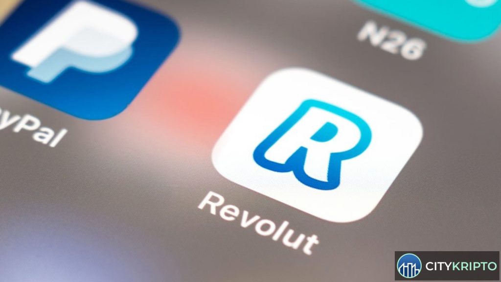 Логотип Revolut и график роста криптовалют на фоне финансовых новостей