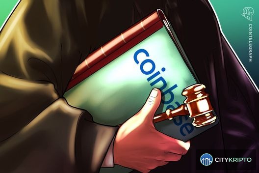 Логотип Coinbase и символы криптовалют на фоне судебных документов