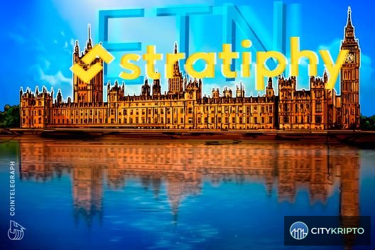 Логотип Stratiphy и график роста Bitcoin, символизирующий возобновление доступа к крипто ETN в Великобритании
