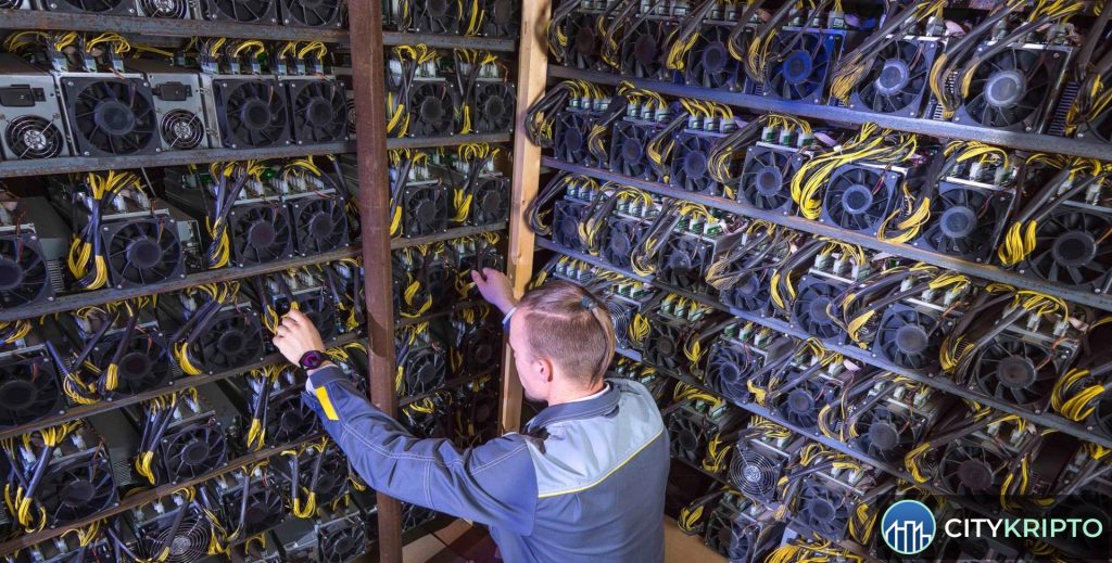 График роста акций American Bitcoin на фоне майнингового оборудования