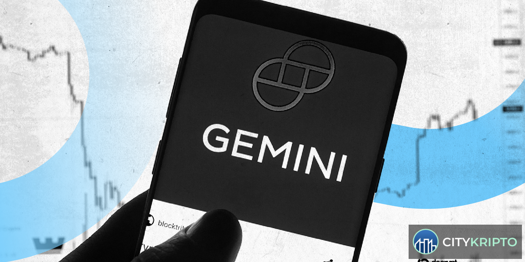 Логотип Gemini на фоне графиков криптовалют и иконок ИИ-агентов