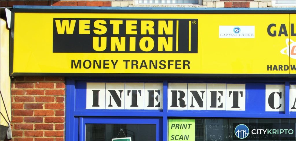 Логотип Western Union на фоне цифровых монет Bitcoin и USDT