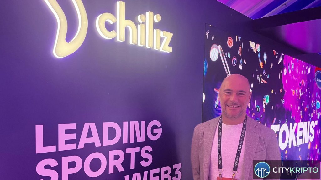 Логотипы Chiliz, Solana и Base на фоне спортивных болельщиков