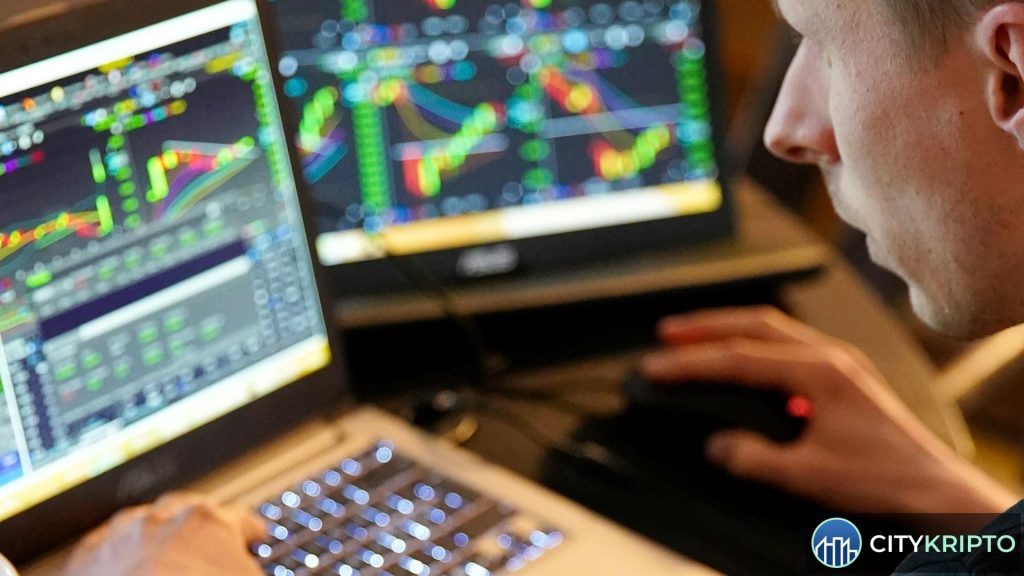 Логотип Polymarket на фоне здания CFTC в Вашингтоне