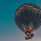 Биткоин держится у $77,000 в ожидании решения ФРС на фоне блокады Ормуза