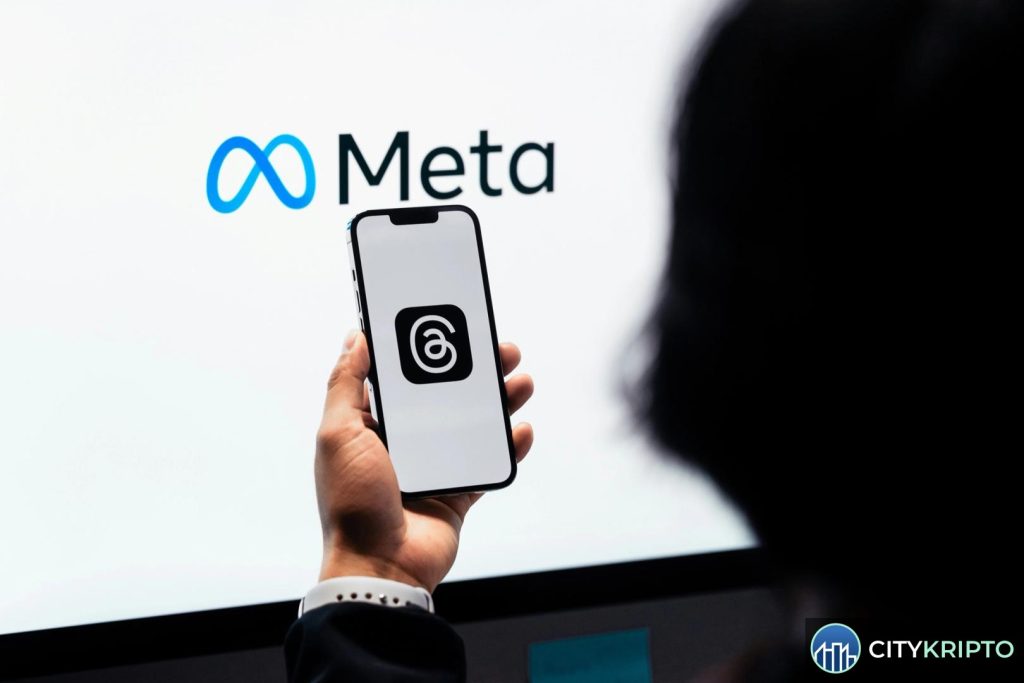 Логотип Meta на фоне криптовалют и стейблкоинов