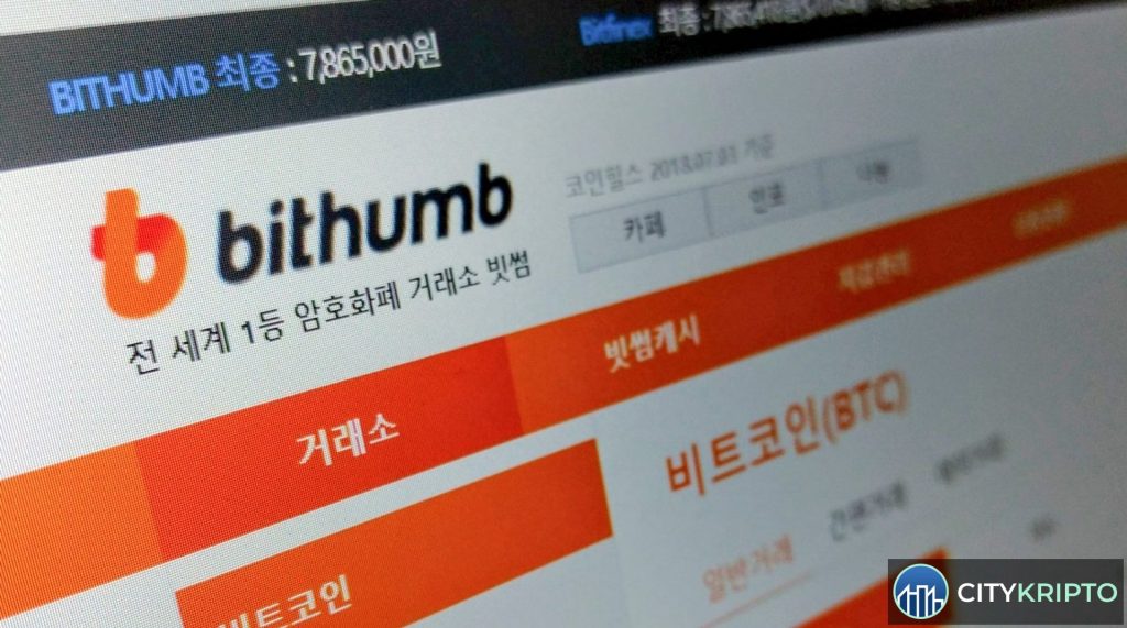 Bithumb логотип на фоне судебного молотка и южнокорейского флага