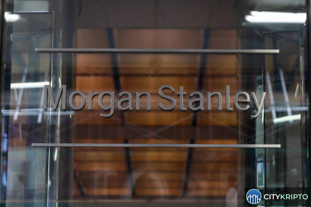 Bitcoin и логотип Morgan Stanley на фоне графика роста криптовалют