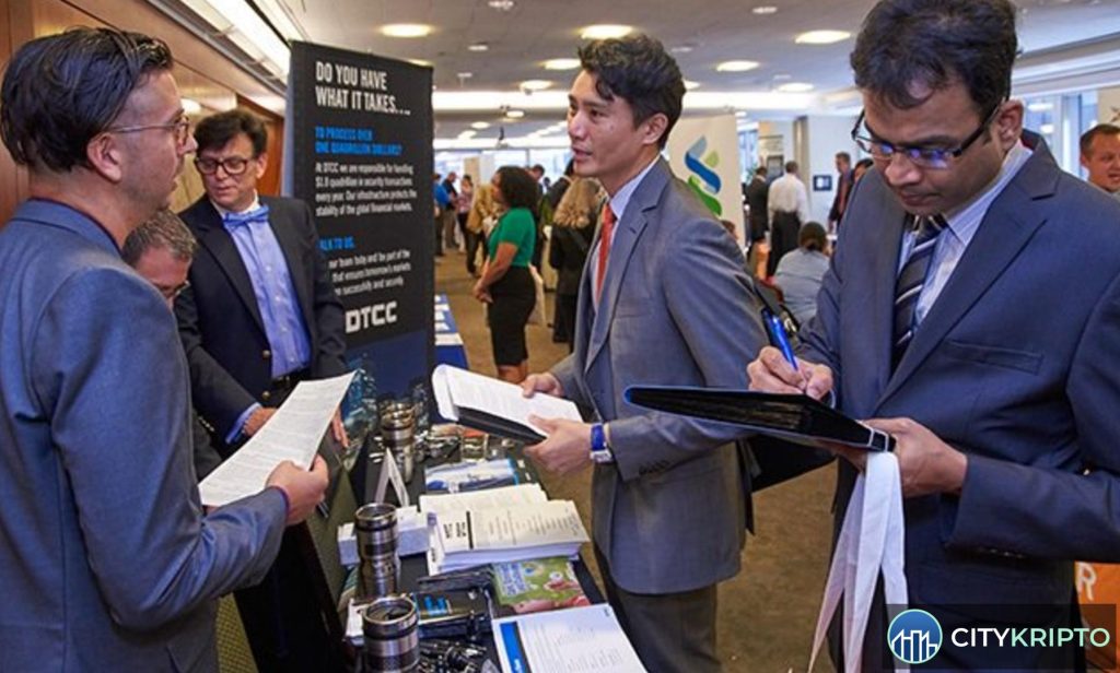 Логотип DTCC на фоне графика роста криптовалют