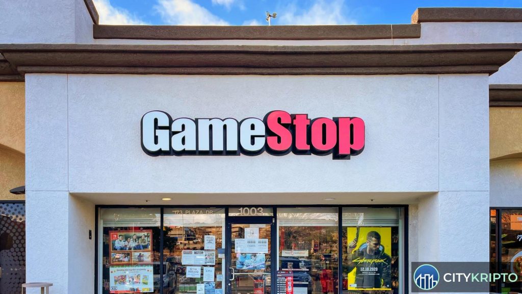 GameStop и eBay: логотипы компаний на фоне графика биткоина