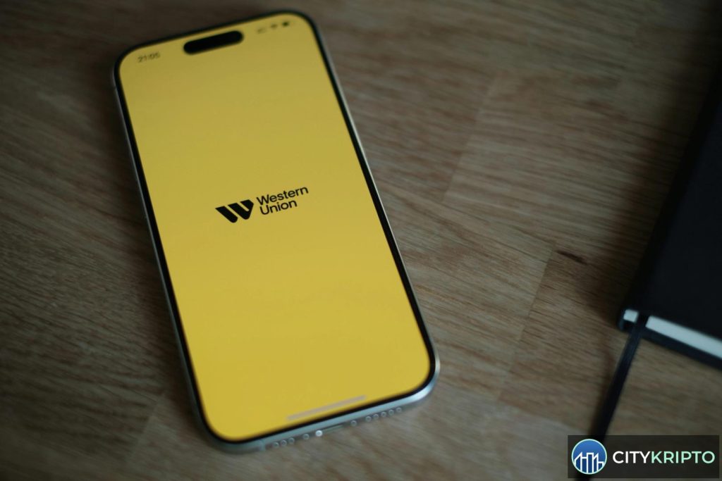 Логотип Western Union на фоне блокчейна Solana и стейблкоина USDPT
