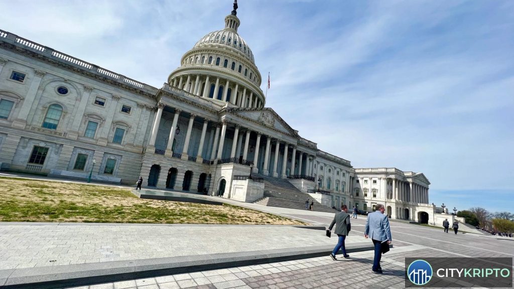 Здание Капитолия США на фоне графика криптовалют