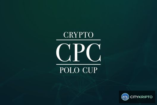 Игроки в поло на фоне логотипа Crypto Polo Cup и Consensus Miami