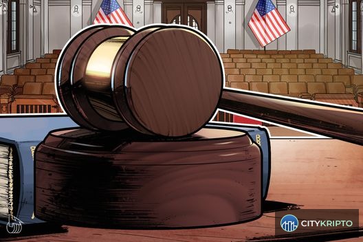 Фото суда США с символикой Министерства юстиции и ноутбуком на фоне флага КНДР