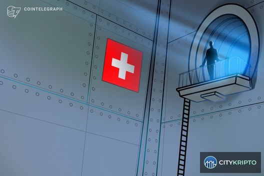 Швейцарский флаг и Bitcoin на фоне Альп